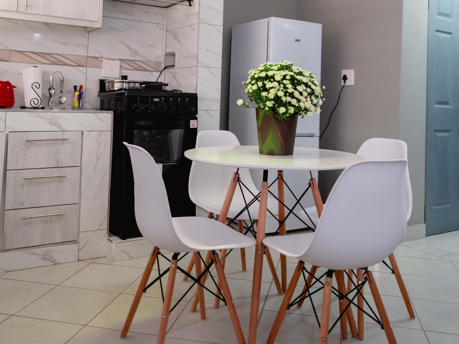 Deluxe Apartment 4 — Classic Apartment 4 Dinning